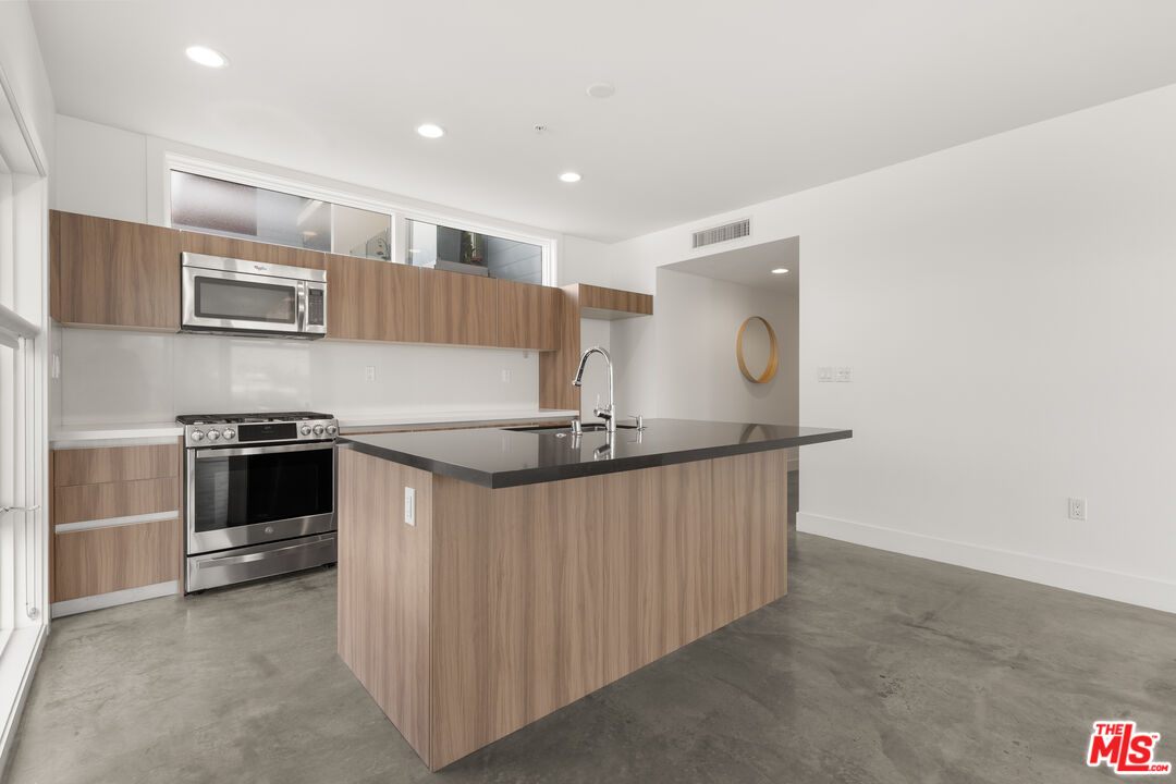 482 S Arroyo Pkwy Unit: 306