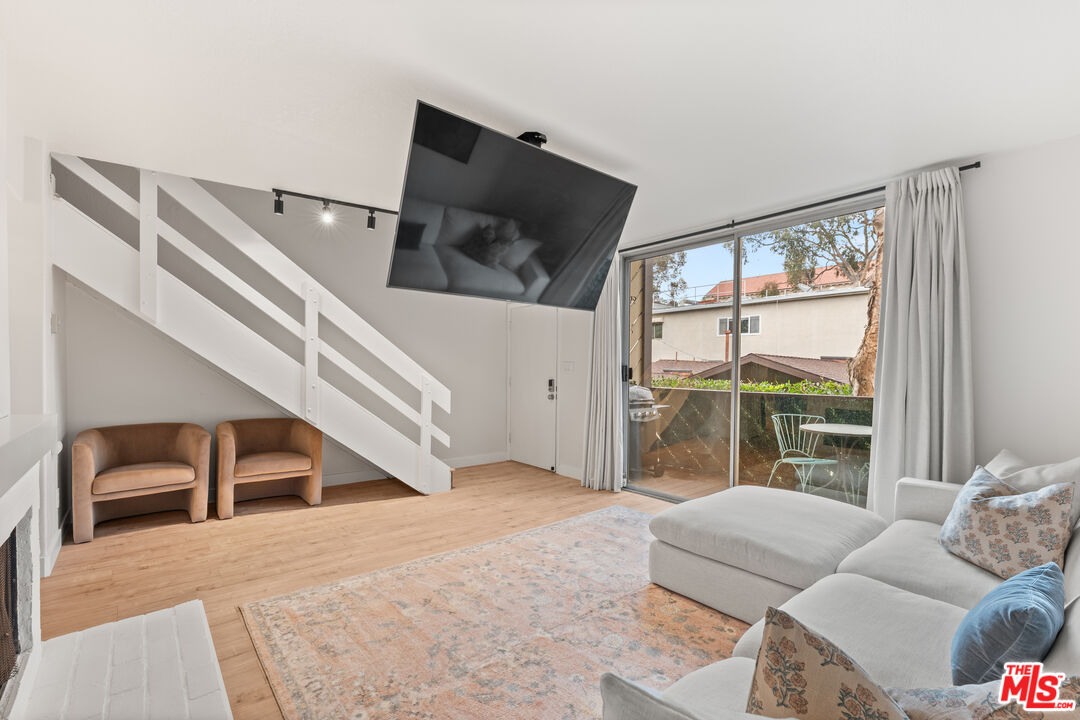 621 California Ave Unit: 2