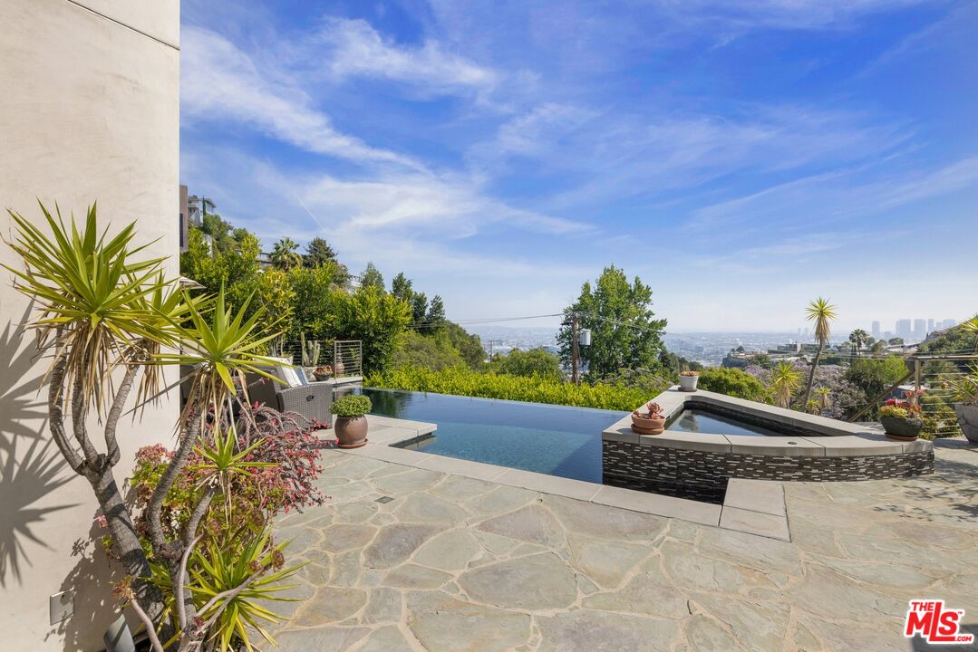 1573 Sunset Plaza Dr