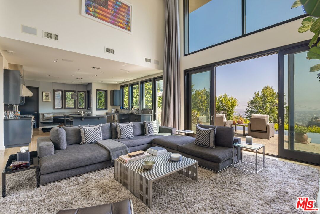 1573 Sunset Plaza Dr