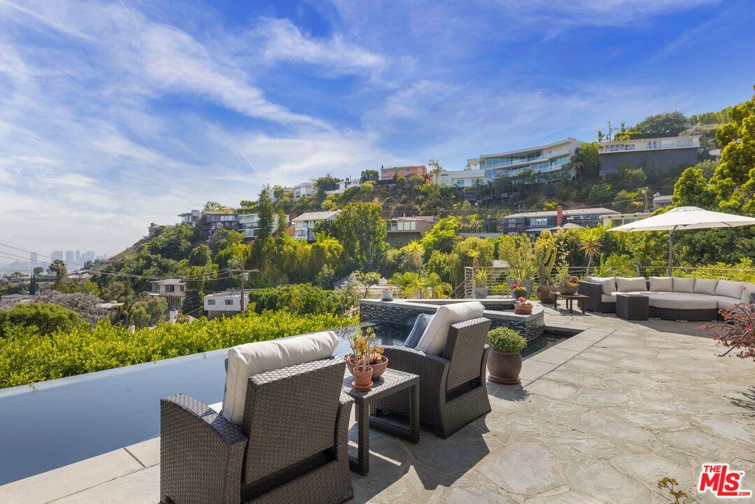 1573 Sunset Plaza Dr