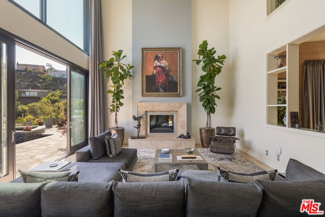 1573 Sunset Plaza Dr