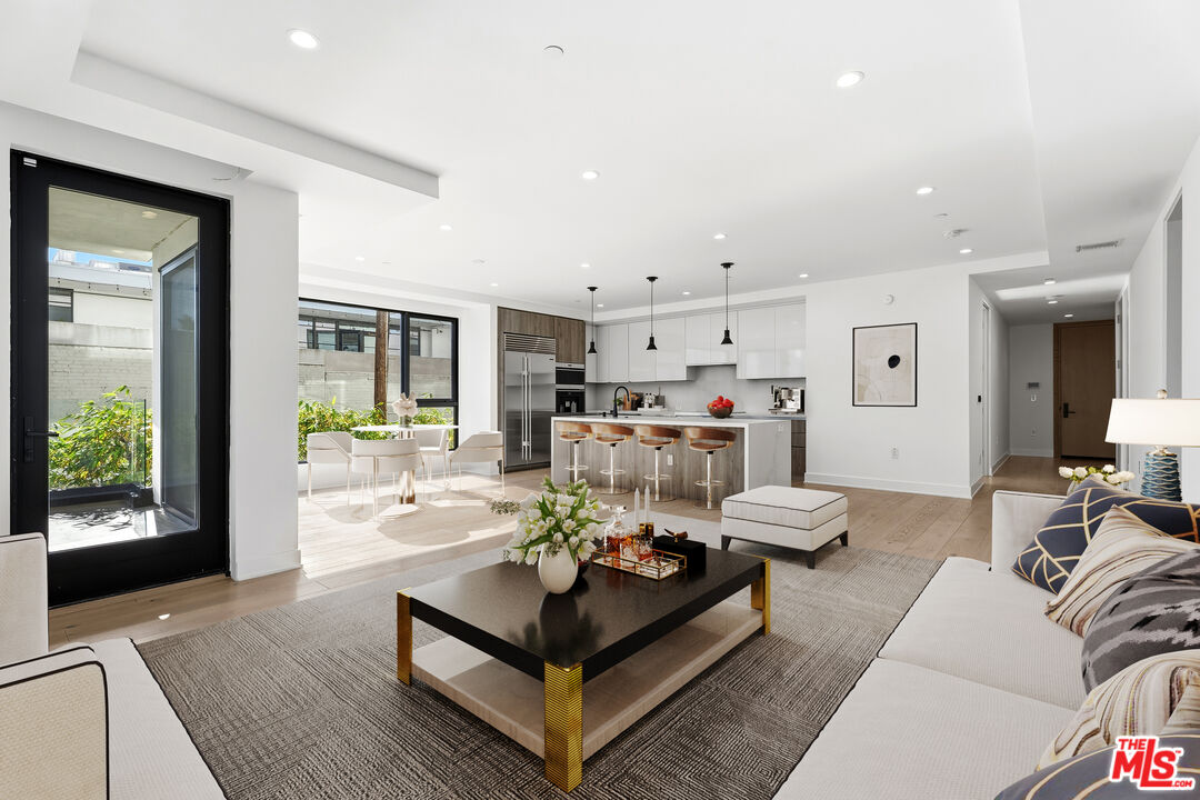 725 N Croft Ave Unit: 107