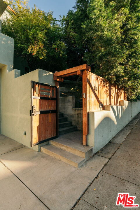 816 Hyperion Ave