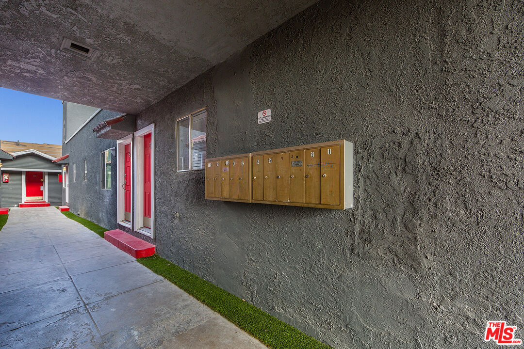 1377 Warren Ave