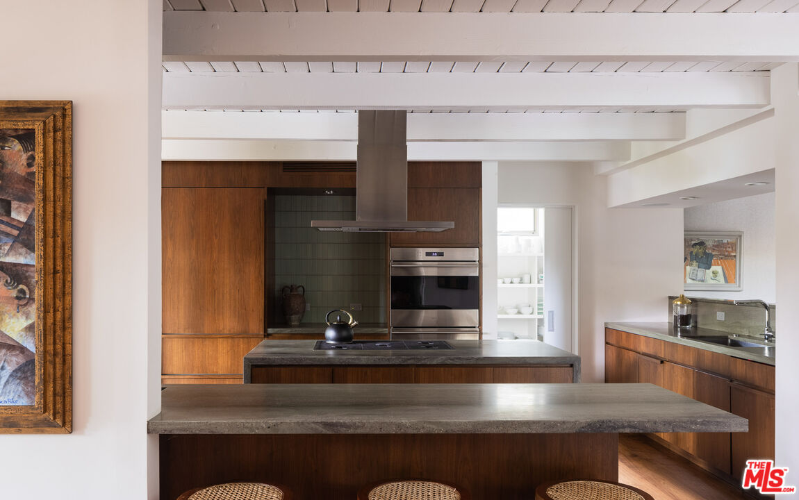 2179 Mandeville Canyon Rd