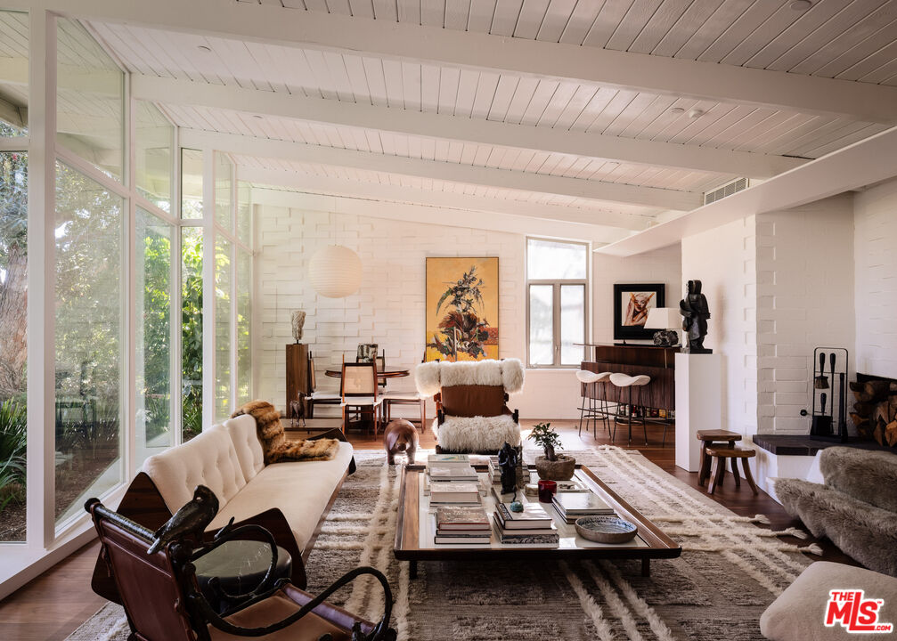 2179 Mandeville Canyon Rd