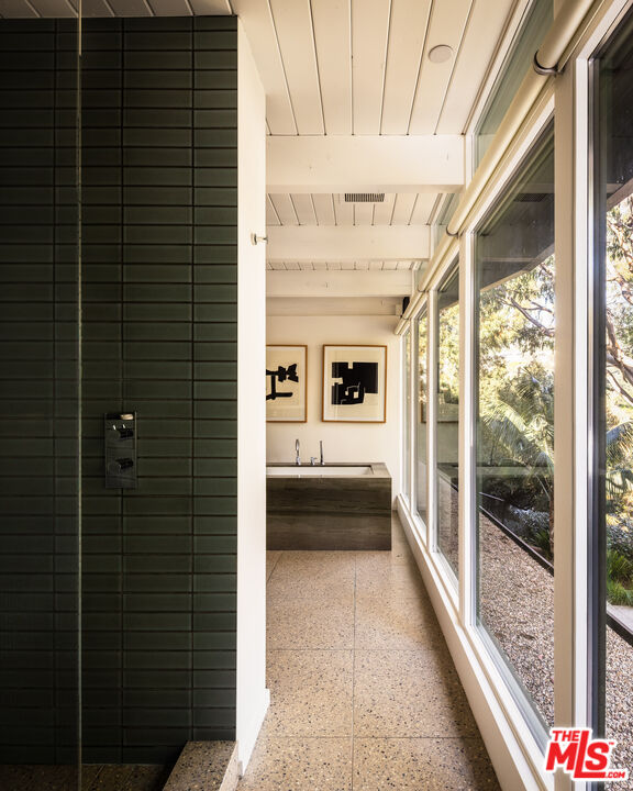 2179 Mandeville Canyon Rd