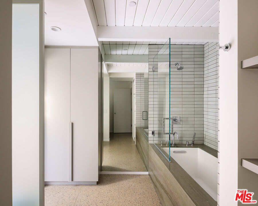 2179 Mandeville Canyon Rd