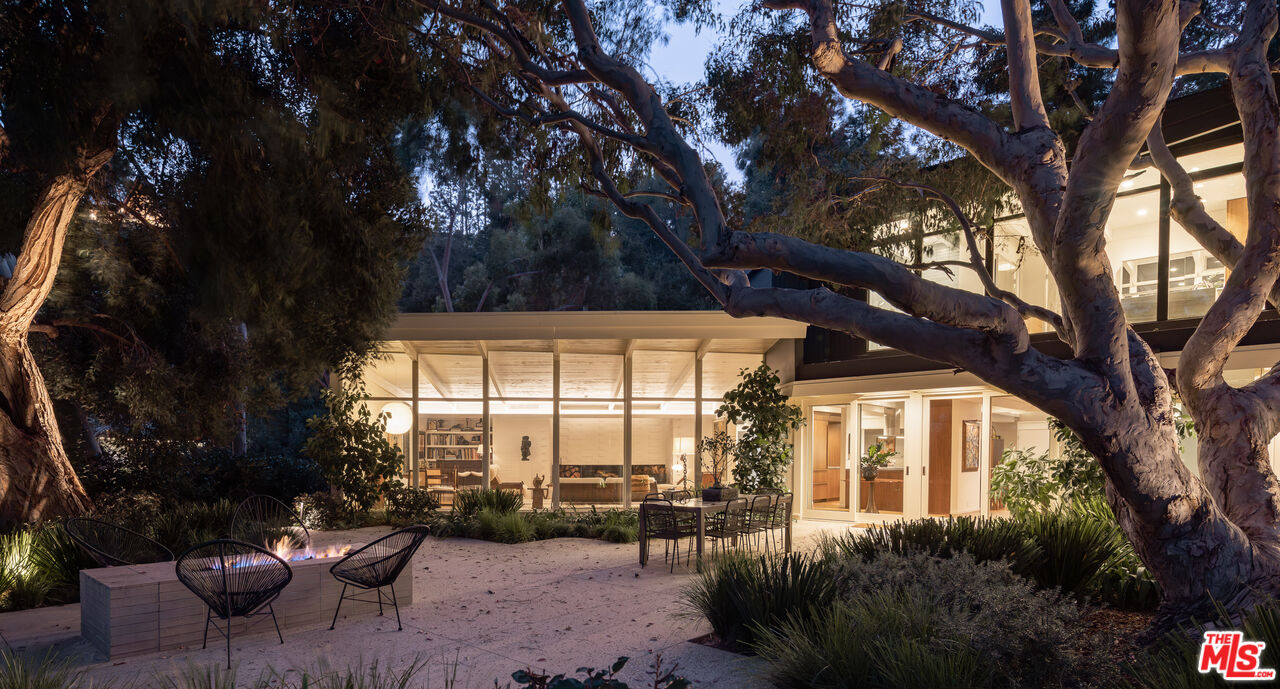 2179 Mandeville Canyon Rd