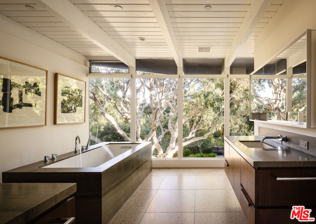 2179 Mandeville Canyon Rd