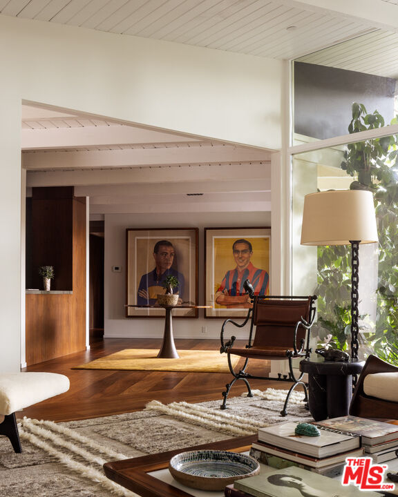 2179 Mandeville Canyon Rd