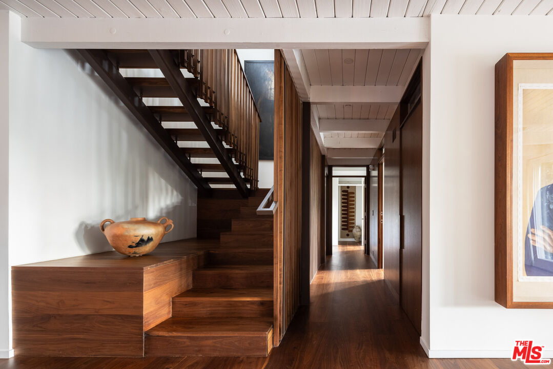 2179 Mandeville Canyon Rd