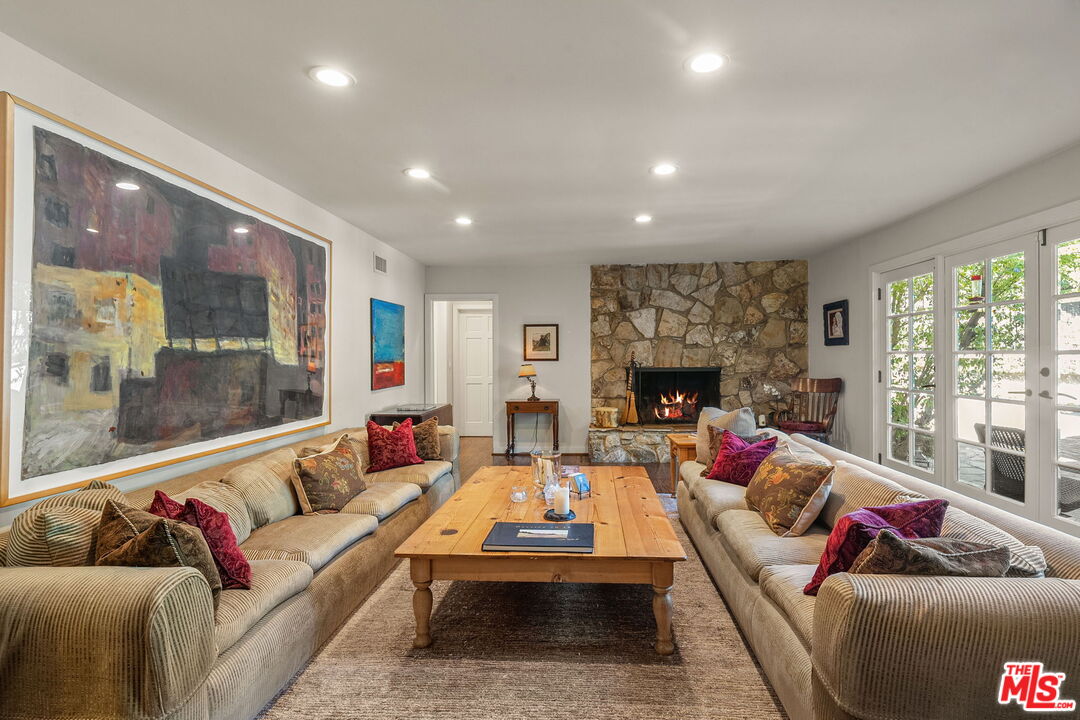 3859 Mandeville Canyon Rd