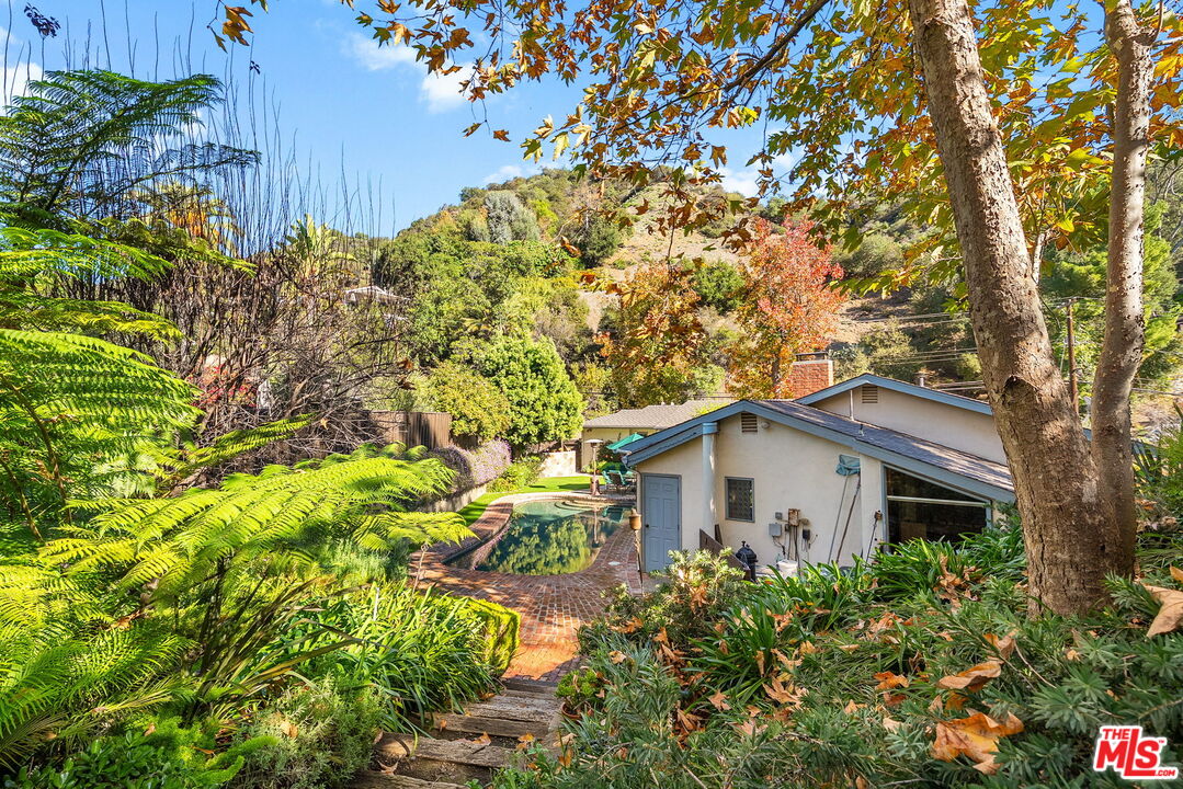 3859 Mandeville Canyon Rd