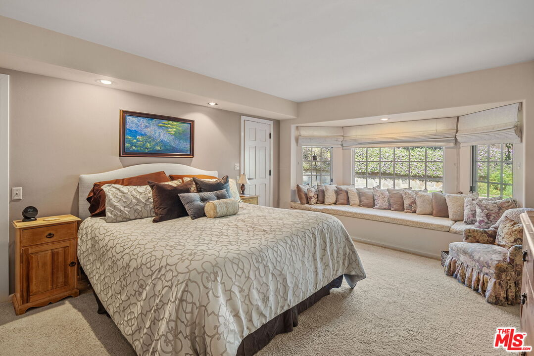 3859 Mandeville Canyon Rd
