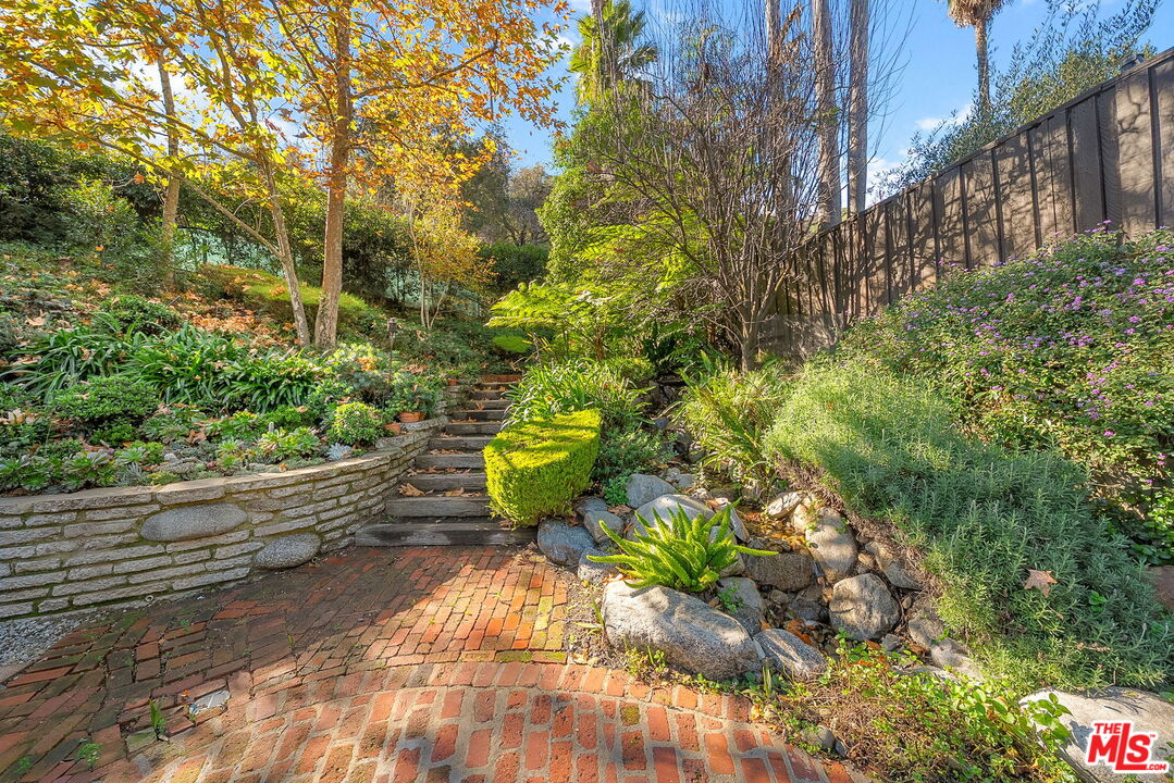 3859 Mandeville Canyon Rd