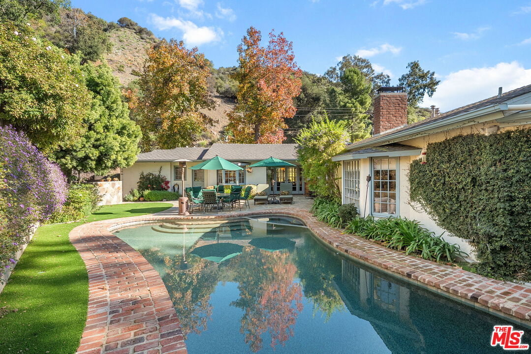 3859 Mandeville Canyon Rd