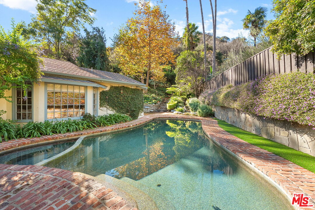 3859 Mandeville Canyon Rd