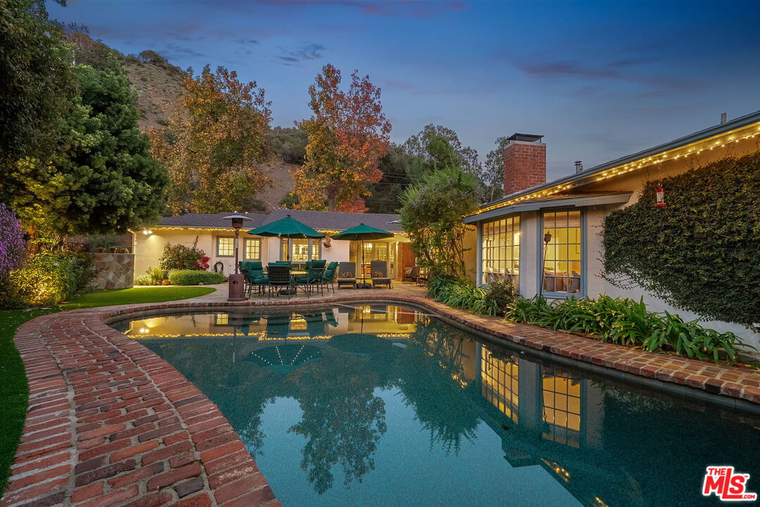 3859 Mandeville Canyon Rd