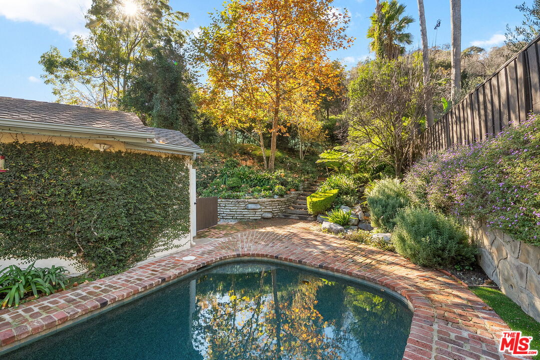 3859 Mandeville Canyon Rd