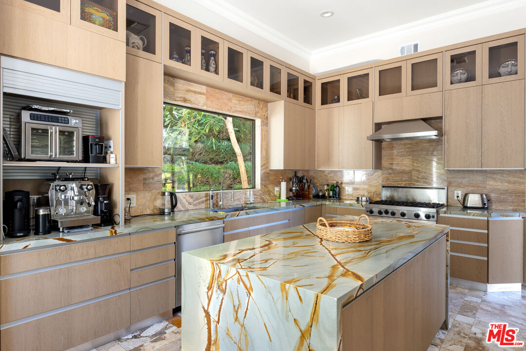 13355 Mulholland Dr