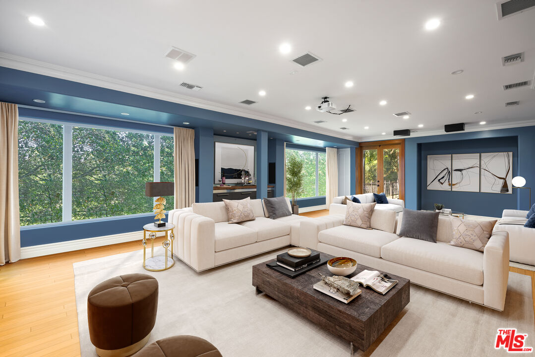 13355 Mulholland Dr