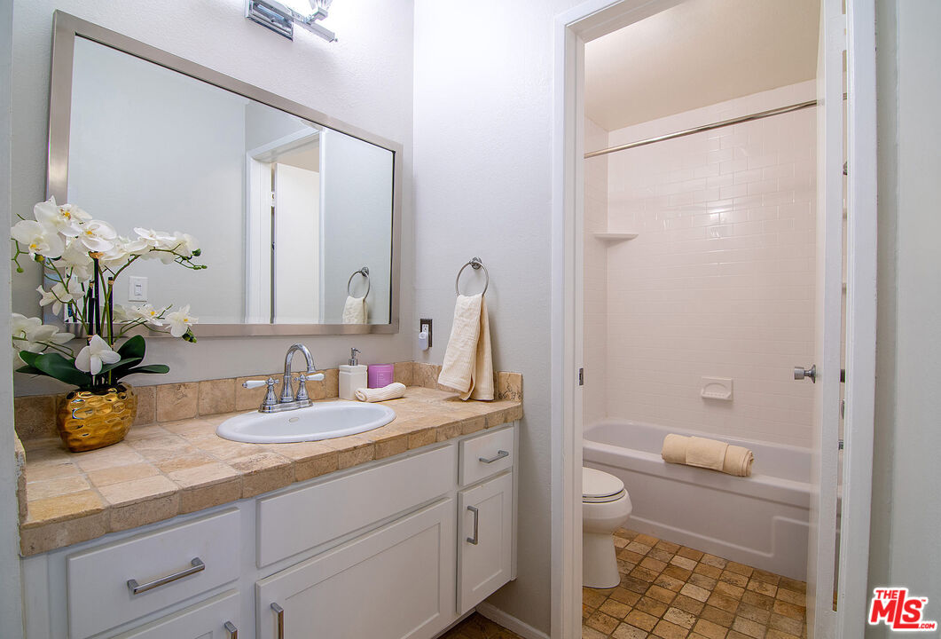 1134 Alta Loma Rd Unit: 106