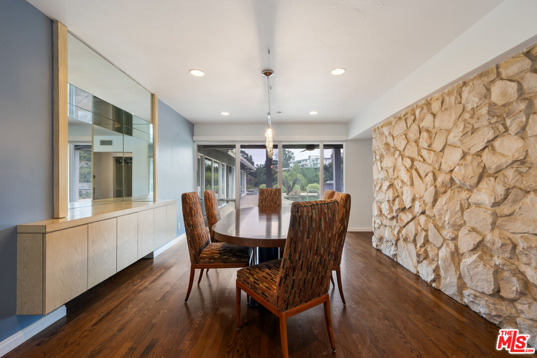 15901 High Knoll Rd