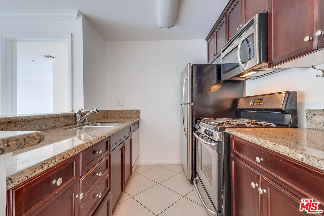 7320 Hawthorn Ave Unit: 207