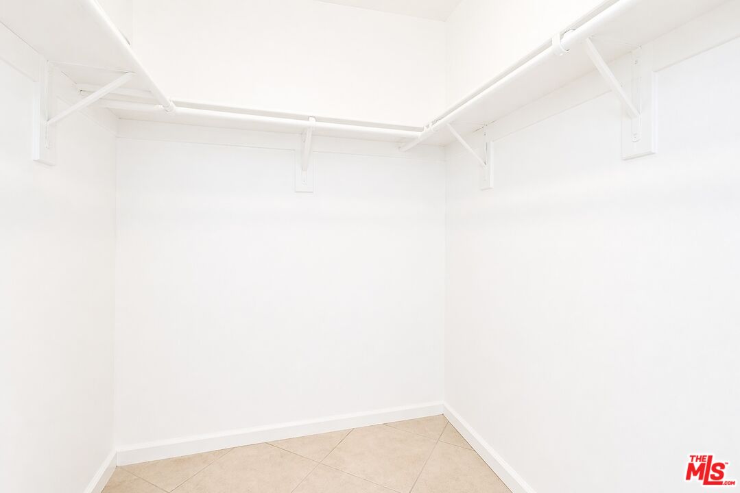 7320 Hawthorn Ave Unit: 207