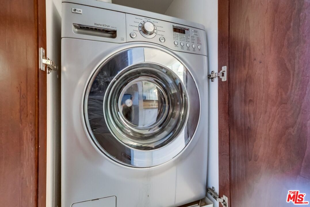 7320 Hawthorn Ave Unit: 207