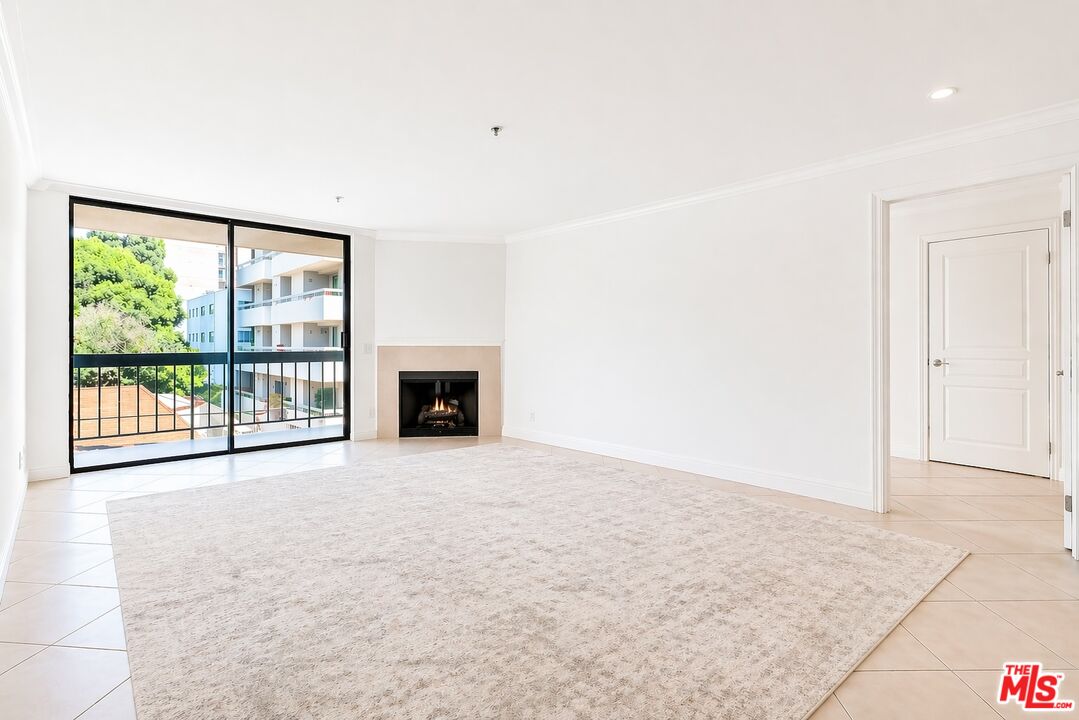 7320 Hawthorn Ave Unit: 207