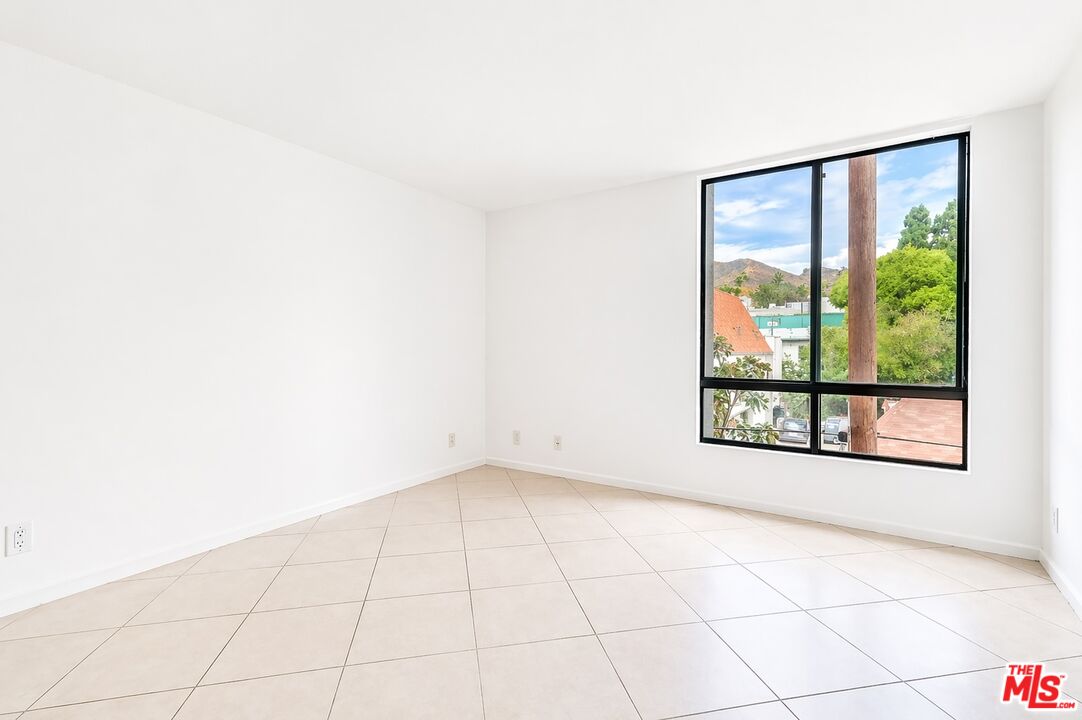 7320 Hawthorn Ave Unit: 207