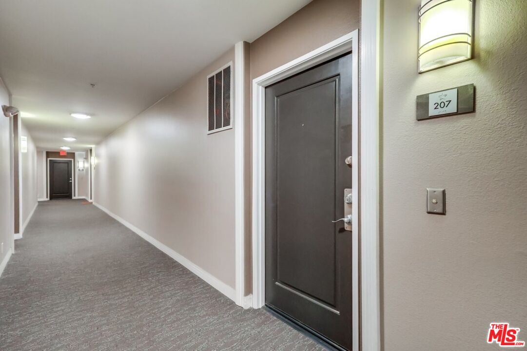 7320 Hawthorn Ave Unit: 207