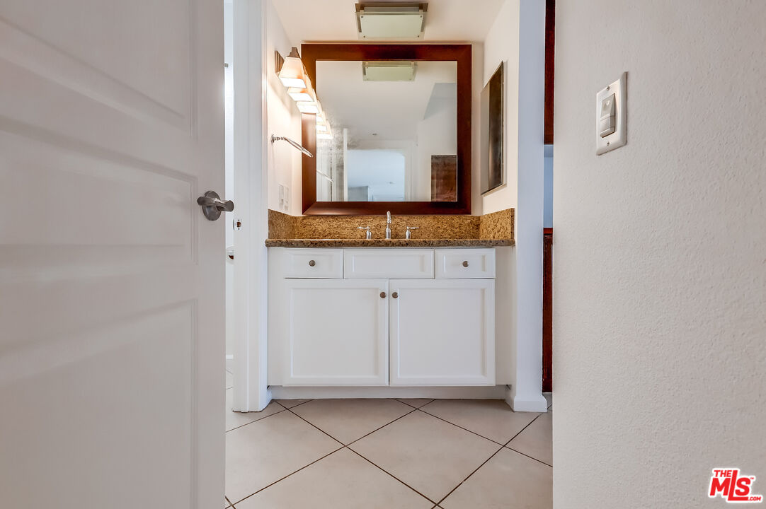 7320 Hawthorn Ave Unit: 207