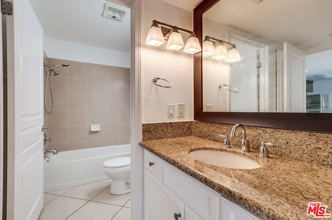 7320 Hawthorn Ave Unit: 207