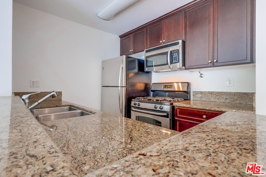 7320 Hawthorn Ave Unit: 207