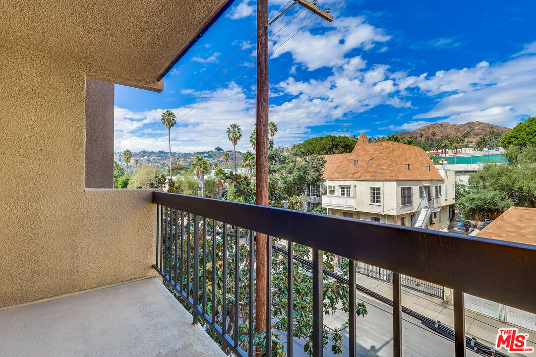 7320 Hawthorn Ave Unit: 207
