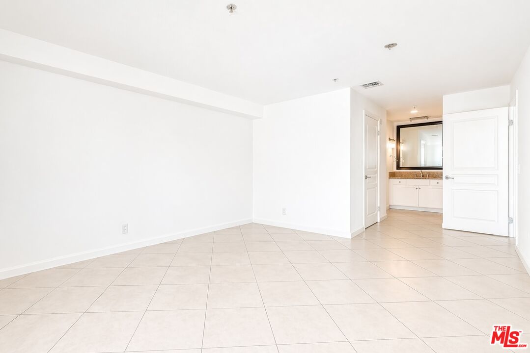 7320 Hawthorn Ave Unit: 207