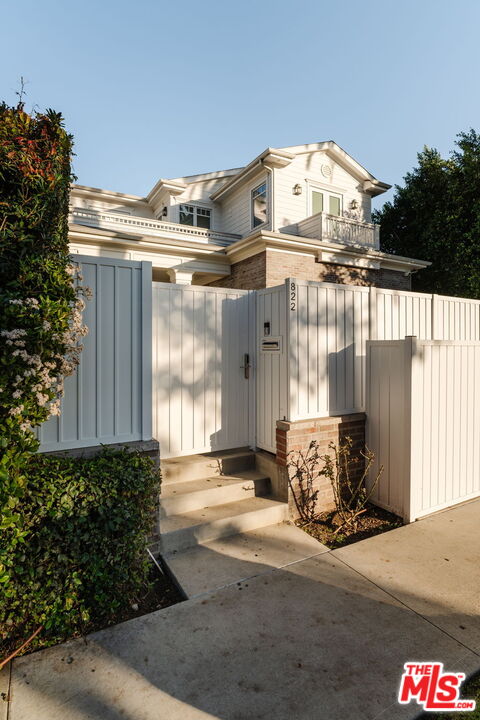 822 N Genesee Ave