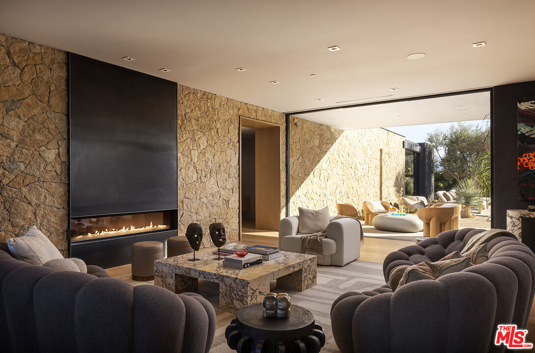 2 Echo Ln