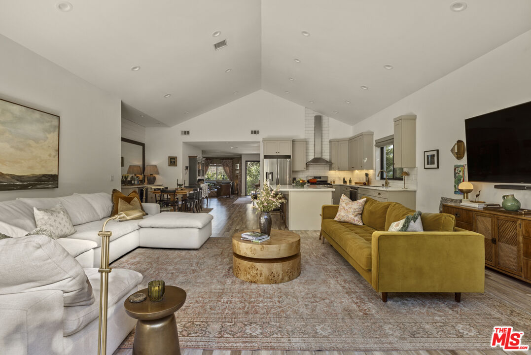 5919 Encino Ave