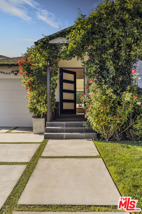 5919 Encino Ave