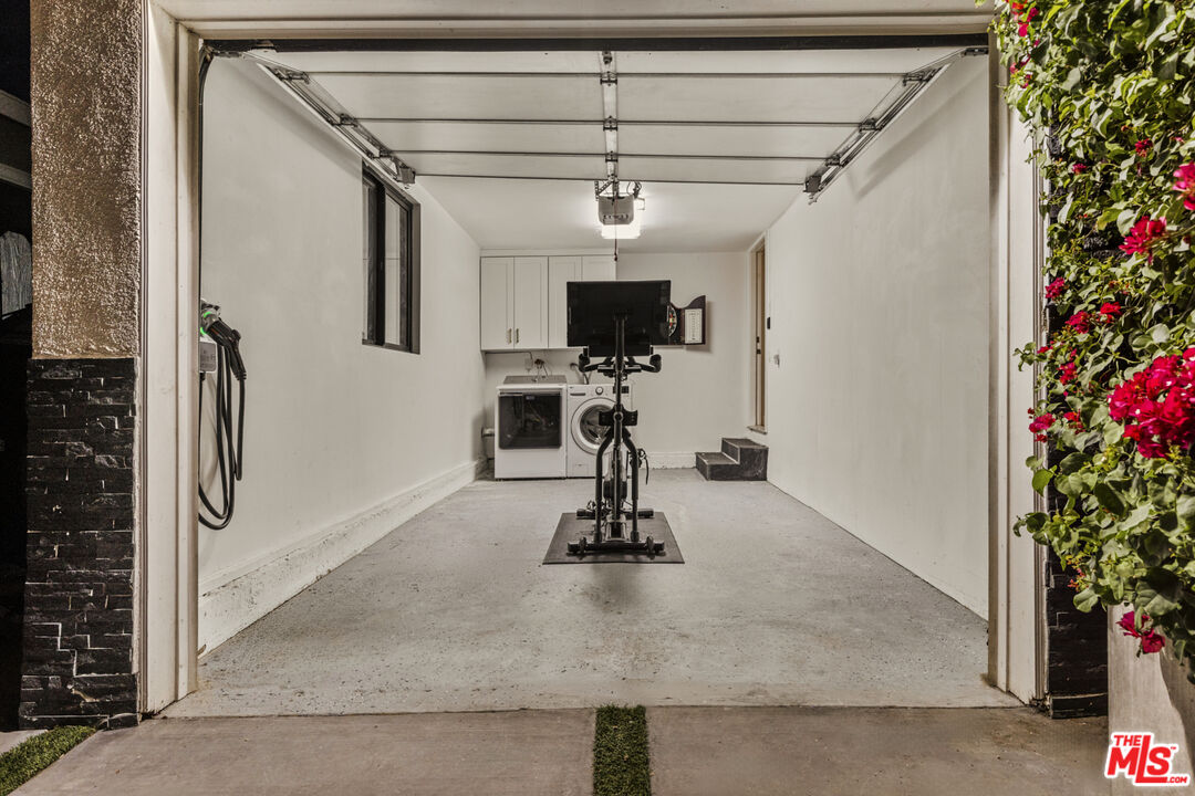 5919 Encino Ave