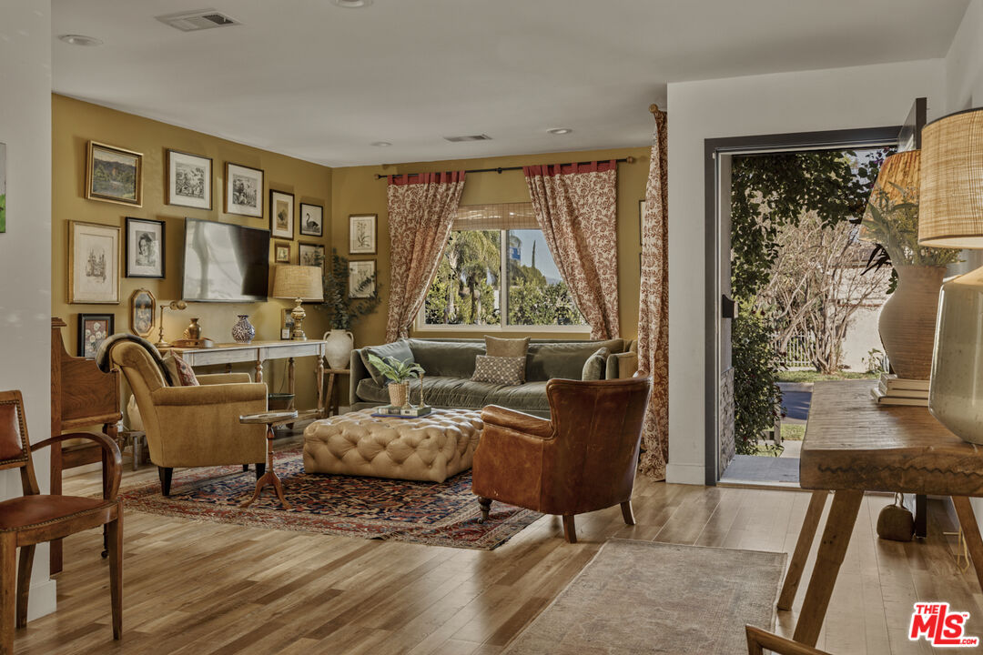 5919 Encino Ave