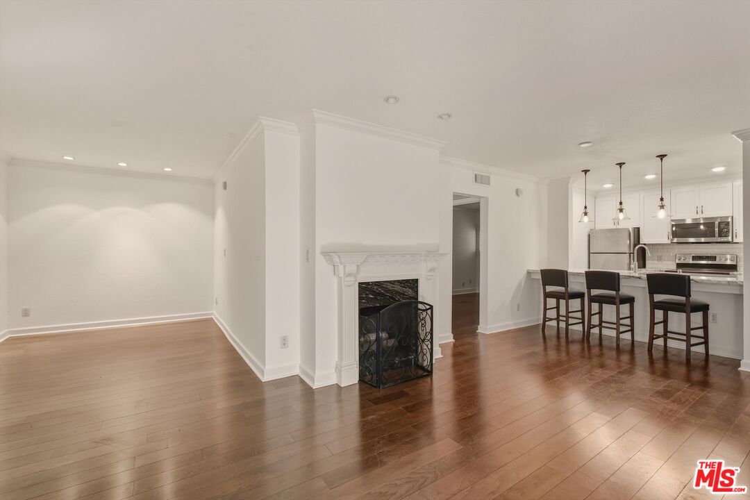 141 S Clark Dr Unit: 225