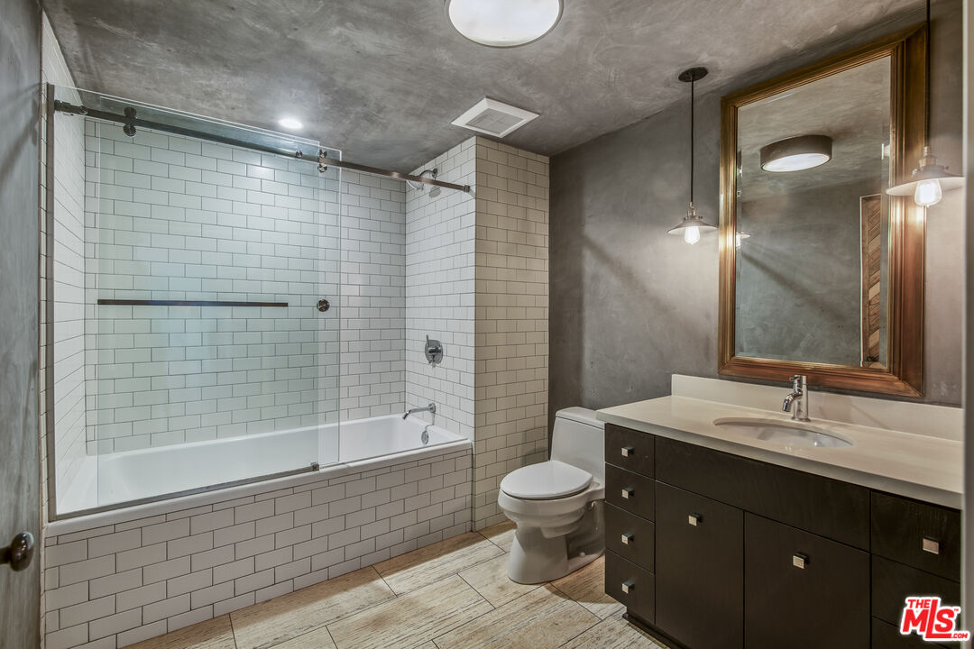 527 Molino St Unit: 202