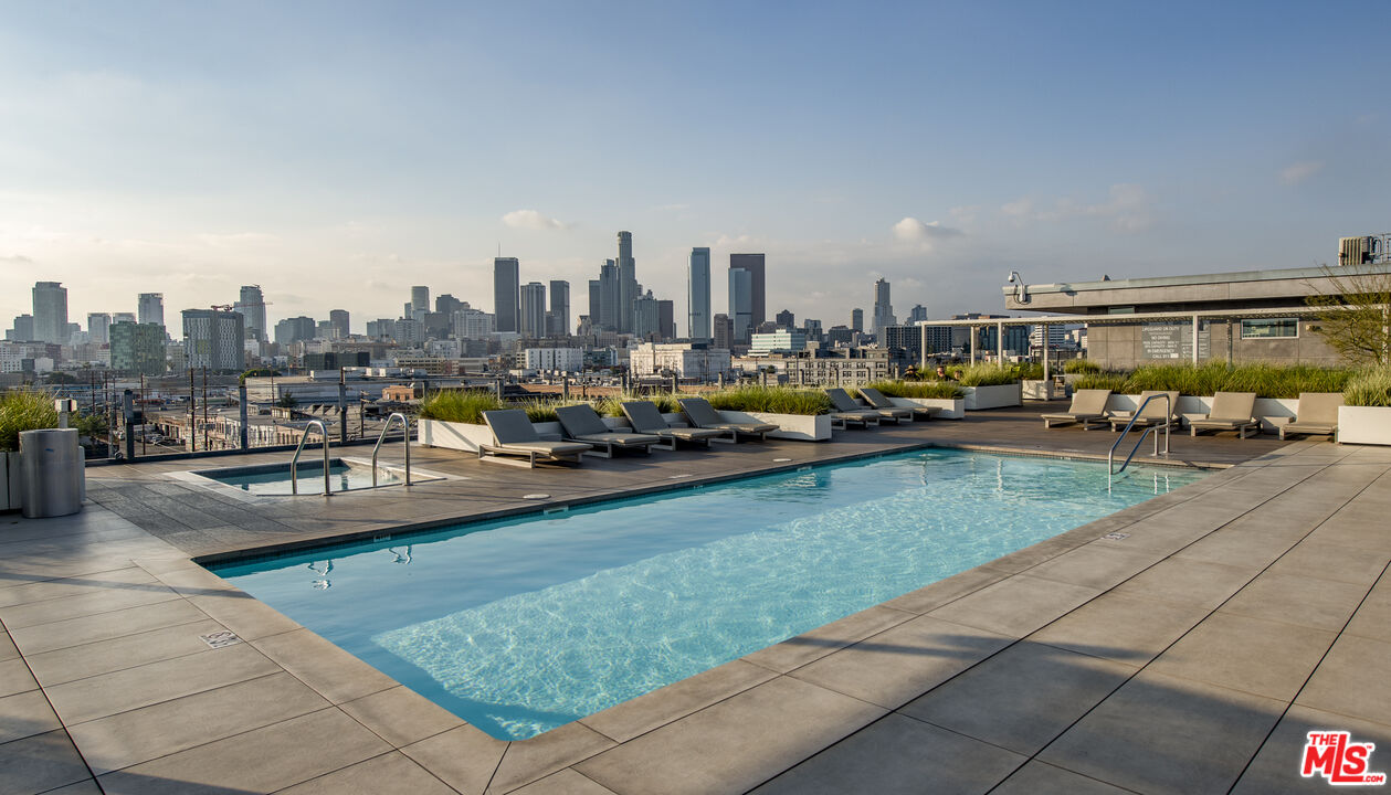 527 Molino St Unit: 202