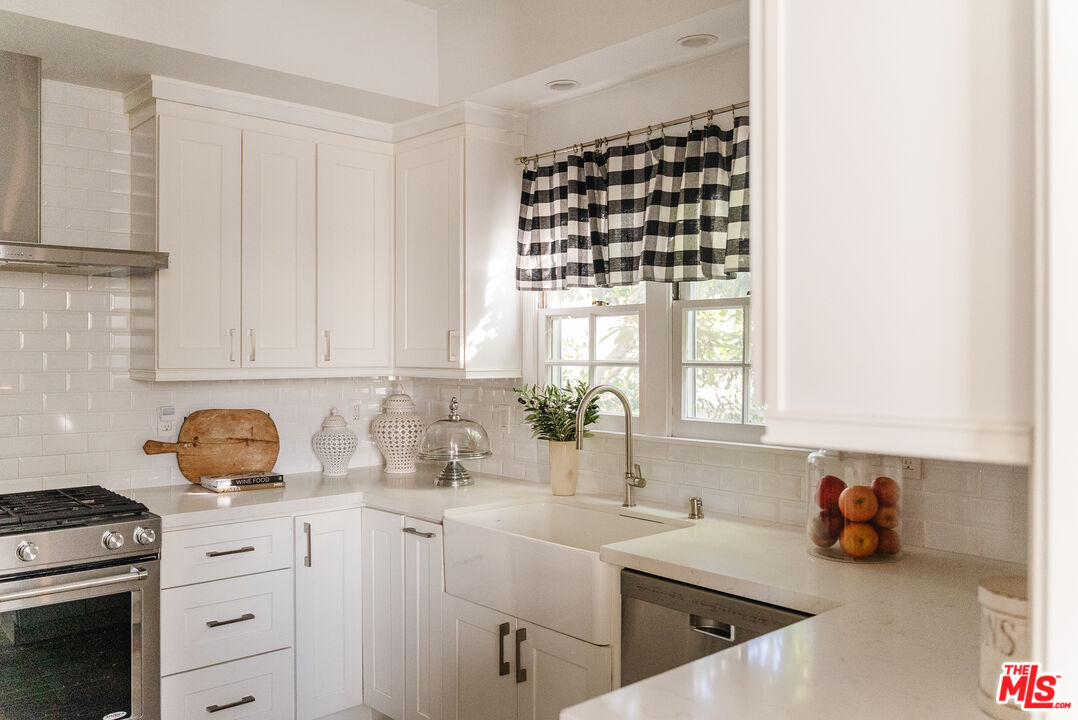 420 S Barrington Ave Unit: 101